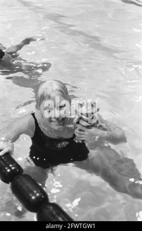 Olympische Spiele in Rom, Chris von Saltzo mit Maskottchen, 11. September 1960, Sport, Schwimmen, Niederlande, Presseagentur des 20. Jahrhunderts, Foto, Nachrichten zum erinnern, Dokumentarfilm, historische Fotografie 1945-1990, visuelle Geschichten, Menschliche Geschichte des zwanzigsten Jahrhunderts, Momente in der Zeit festzuhalten Stockfoto