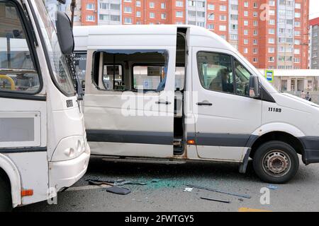 Kollision zweier Shuttle-Busse an einer Bushaltestelle. Autounfall auf der Straße. Sankt Petersburg. Russland. Mai 15 2021 Stockfoto