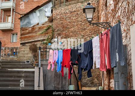 Haushaltstraditionen in Georgien. Die gewaschene Wäsche wird auf dem Balkon draußen getrocknet. Stockfoto
