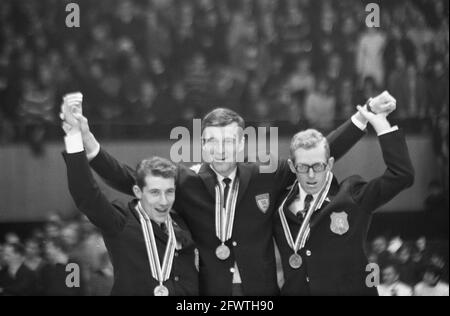 Olympische Winterspiele in Grenoble. Ehrenpodium mit den Medaillengewinnerinnen der 5000 Meter. Von links nach rechts Kees Verkerk (silber), Fred Anton Maier (Norwegen, Gold) und Peter Nottet (Bronze), 15. Februar 1968, Eislaufen, Sport, Niederlande, Presseagentur des 20. Jahrhunderts, Foto, Nachrichten zum erinnern, Dokumentarfilm, historische Fotografie 1945-1990, visuelle Geschichten, Menschliche Geschichte des zwanzigsten Jahrhunderts, Momente in der Zeit festzuhalten Stockfoto