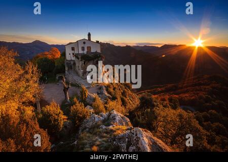 Herbstaufgang im Sanctuary Bellmunt (Osona, Provinz Barcelona, Katalonien, Spanien, Pyrenäen) ESP: Amanecer desde el mirador del Santuario de Bellmunt Stockfoto