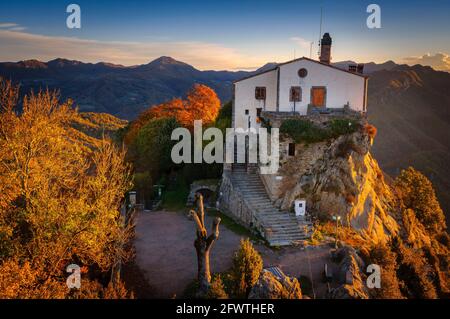 Herbstaufgang im Sanctuary Bellmunt (Osona, Provinz Barcelona, Katalonien, Spanien, Pyrenäen) ESP: Amanecer desde el mirador del Santuario de Bellmunt Stockfoto