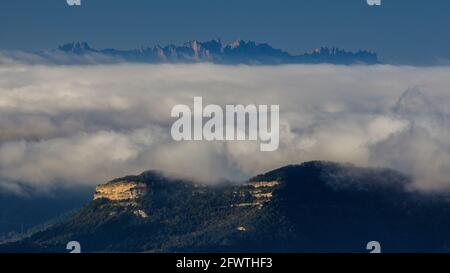 Herbstaufgang in Bellmunt Sanctuary. Blick auf den Berg Montserrat (Osona, Provinz Barcelona, Katalonien, Spanien, Pyrenäen) Stockfoto