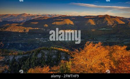 Herbstaufgang in Bellmunt Sanctuary. Blick auf das Vidrà-Tal (Osona, Provinz Barcelona, Katalonien, Spanien, Pyrenäen) ESP: Amanecer desde Bellmunt Stockfoto