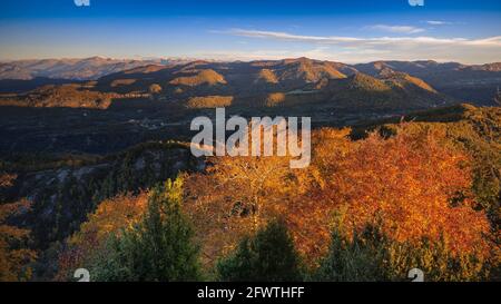 Herbstaufgang in Bellmunt Sanctuary. Blick auf das Vidrà-Tal (Osona, Provinz Barcelona, Katalonien, Spanien, Pyrenäen) ESP: Amanecer desde Bellmunt Stockfoto