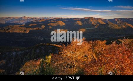 Herbstaufgang in Bellmunt Sanctuary. Blick auf das Vidrà-Tal (Osona, Provinz Barcelona, Katalonien, Spanien, Pyrenäen) ESP: Amanecer desde Bellmunt Stockfoto