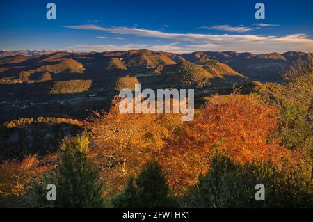 Herbstaufgang in Bellmunt Sanctuary. Blick auf das Vidrà-Tal (Osona, Provinz Barcelona, Katalonien, Spanien, Pyrenäen) ESP: Amanecer desde Bellmunt Stockfoto