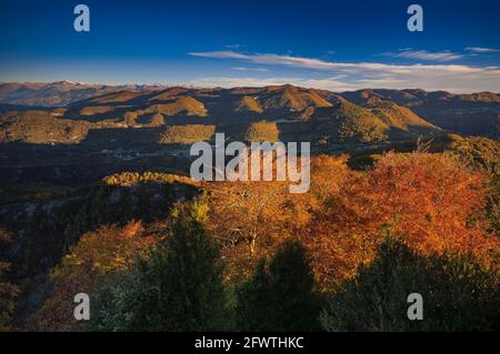 Herbstaufgang in Bellmunt Sanctuary. Blick auf das Vidrà-Tal (Osona, Provinz Barcelona, Katalonien, Spanien, Pyrenäen) ESP: Amanecer desde Bellmunt Stockfoto