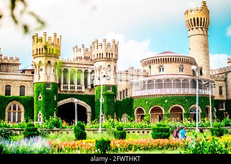 Bangalore Palace ist ein königlicher Palast in Bengaluru, Karnataka, Indien, in einem Gebiet, das von Rev. J. Garrett, dem ersten Direktor des CE, gehört wurde Stockfoto