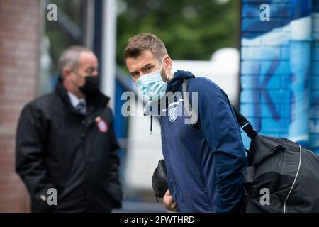 Kilmarnock, East Ayrshire, Schottland. 24. Mai 2021; Rugby Park, Kilmarnock, East Ayrshire, Schottland; Scottish Championship Football, Playoff Final, Kilmarnock gegen den FC Dundee; Dundee-Torwart Adam Legzdins kommt vor dem Spiel im Rugby Park an Credit: Action Plus Sports Images/Alamy Live News Stockfoto