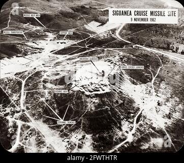 9. November 1962 Briefing Board der Luftaufnahme der Siguanea Cruise Missile Site. Kuba. Luftaufklärungsfoto, das am 09. November 1962 einen operationellen Kreuzraketen-Standort in Siguanea, Isle of Pines, Kuba, zeigt. Stockfoto