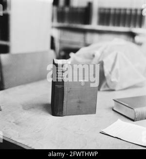 Cover und Flyleaf der niederländischen Ausgabe von Mein Kampf (Hitler), 11. Februar 1975, Bücher, Niederlande, 20. Jahrhundert Presseagentur Foto, Nachrichten zu erinnern, Dokumentarfilm, historische Fotografie 1945-1990, visuelle Geschichten, Menschliche Geschichte des zwanzigsten Jahrhunderts, Momente in der Zeit festzuhalten Stockfoto