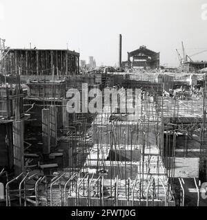 Ende der 1950er Jahre, historisches Bild des Baus des riesigen Durgapur-Stahlwerks, Durgapur, Westbengalen, Indien, nach der Unabhängigkeit, Das Stahlwerk war eines der ersten großen Bauprojekte in Indien, und im Jahr 1957 übernahm ein indisches Unternehmen, Patel Engineering, in Zusammenarbeit mit einem britischen Unternehmen, Cementation UK, die gesamten Tiefbau- und Bodenarbeiten. Der massive indusrTrial-Komplex umfasste Gebäude- und Maschinenfundamente, Betonpfähle, Gebäudestruktur, Bahngleise, Straßen und andere Dienstleistungen wie Entwässerung und Wasserversorgung. Die Anlage wurde 1959 fertiggestellt. Stockfoto