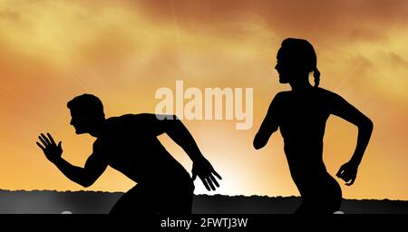 Komposition aus athletischen männlichen und weiblichen Silhouetten, die über den Sonnenuntergang laufen Stockfoto