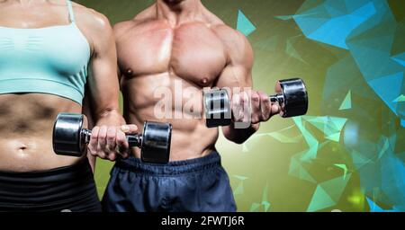 Zusammensetzung der muskulösen Mann und Frau Training mit Hanteln auf Farbenfroher Hintergrund Stockfoto