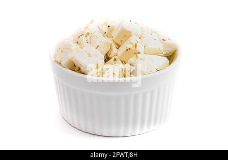 Schüssel gefüllt mit Cubed Feta Käse isoliert auf einem weißen Hintergrund Stockfoto