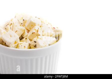 Schüssel gefüllt mit Cubed Feta Käse isoliert auf einem weißen Hintergrund Stockfoto