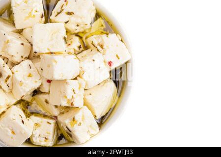 Schüssel gefüllt mit Cubed Feta Käse isoliert auf einem weißen Hintergrund Stockfoto