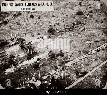 25. Oktober 1962 Low Level arial Foto von Raketen aus dem Verteidigungsministerium Kubanische Missile Crisis Briefing Boards. Militärlager, Remedios, Kuba. Luftaufnahmen in niedriger Höhe, die am 25. Oktober 1962 über einem Teil des Militärlagers in der Region Remedios in Kuba gemacht wurden und eine sowjetische FROSCHRAKETE mit Transporter und Trägerrakete, 130mm Raketenwerfer, SU-100 Sturmgeschütze, T-54 Panzer und andere Waffen zeigen, Fahrzeuge und zugehörige Ausrüstung. Stockfoto