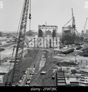 Ende der 1950er Jahre, historische Luftaufnahme des Baus des riesigen Durgapur Stahlwerks, Durgapur, Westbengalen, Indien, nach der Unabhängigkeit, Das Stahlwerk war eines der ersten großen Bauprojekte in Indien, und im Jahr 1957 übernahm ein indisches Unternehmen, Patel Engineering, in Zusammenarbeit mit einem britischen Unternehmen, Cementation UK, die gesamten Tiefbau- und Erdarbeiten. Der massive Industriekomplex umfasste Gebäude- und Maschinenfundamente, Betonpfähle, Gebäudestruktur, Bahngleise, Straßen und Dienste wie Entwässerung und Wasserversorgung. Stockfoto