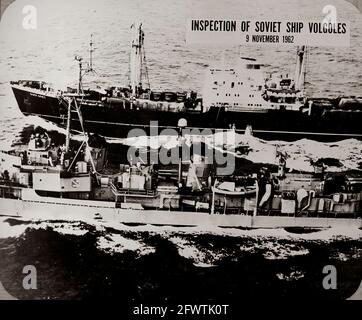 PX 66-20:40 9. November 1962 die Inspektion des sowjetischen Schiffes Volgoles. Bild im Pressegespräch des Verteidigungsministers, 6. Februar 1963. Aufklärungsfoto in niedriger Höhe des sowjetischen Schiffes Volgoles, das am 9. November 1962 auf See inspiziert wurde. Die USS Vesole (DD 878) ist neben den Volgoles zu sehen, als Besatzungsmacht der Volgoles die Plane, die eine Rakete bedeckt, zurückgezogen hat. Stockfoto