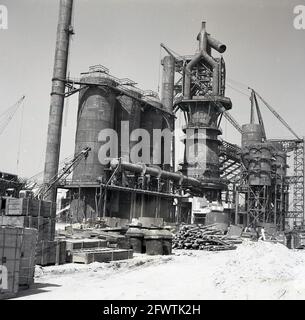 Ende der 1950er Jahre, historisches Bild des Baus des Durgapur Stahlwerks, Durgapur, Westbengalen, Indien, nach der Unabhängigkeit, Das Stahlwerk war eines der ersten großen Bauprojekte in Indien, und im Jahr 1957 übernahm ein indisches Unternehmen, Patel Engineering, in Zusammenarbeit mit einem britischen Unternehmen, Cementation UK, die gesamten Tiefbau- und Bodenarbeiten. Das riesige Projekt umfasste Bau- und Maschinenfundamente, Betonpfähle, Gebäudestruktur, Bahngleise, Straßen, Abfluss, Wasserversorgung. Stockfoto