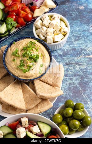 Frisches griechisches Essen auf einem rustikalen blauen Holzhintergrund Stockfoto