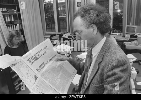 Probleme bei der Meinungswoche De Groene Amsterdammer, Chefredakteur Martin van Amerongen mit seiner Zeitung, 26. August 1987, Zeitungen, Redakteure, Niederlande, Presseagentur des 20. Jahrhunderts, Foto, Nachrichten zum erinnern, Dokumentarfilm, historische Fotografie 1945-1990, visuelle Geschichten, Menschliche Geschichte des zwanzigsten Jahrhunderts, Momente in der Zeit festzuhalten Stockfoto