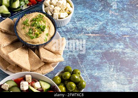 Frisches griechisches Essen auf einem rustikalen blauen Holzhintergrund Stockfoto