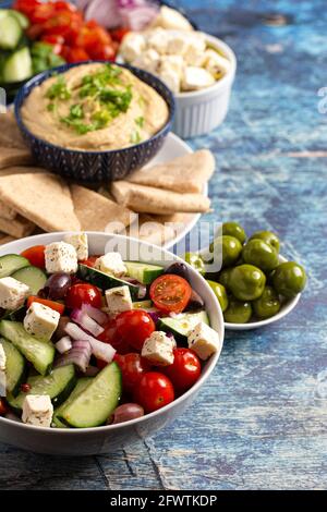Frisches griechisches Essen auf einem rustikalen blauen Holzhintergrund Stockfoto