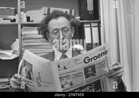 Probleme bei der Meinungswoche De Groene Amsterdammer, Chefredakteur Martin van Amerongen mit seiner Zeitung, 26. August 1987, Zeitungen, Redakteure, Niederlande, Presseagentur des 20. Jahrhunderts, Foto, Nachrichten zum erinnern, Dokumentarfilm, historische Fotografie 1945-1990, visuelle Geschichten, Menschliche Geschichte des zwanzigsten Jahrhunderts, Momente in der Zeit festzuhalten Stockfoto