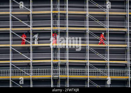 Renovierung des Oberhausen Gasometers, Korrosionsschutzarbeiten, Gerüste, Arbeiter am Gerüst, Oberhausen, NRW, Deutschland Stockfoto