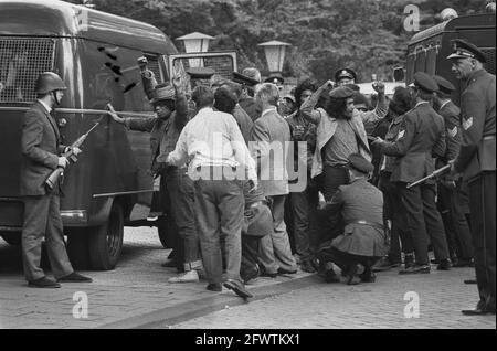 Ambonese Occupy Residence Indonesischer Botschafter, Wassenaar; Ambonese werden durchsucht, bevor sie in ein Polizeiauto fahren, 31. August 1970, Ambonese, Polizeiwagen, Niederlande, Presseagentur des 20. Jahrhunderts, Foto, Nachrichten zum erinnern, Dokumentarfilm, historische Fotografie 1945-1990, visuelle Geschichten, Menschliche Geschichte des zwanzigsten Jahrhunderts, Momente in der Zeit festzuhalten Stockfoto