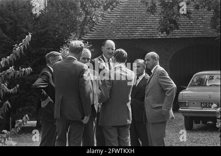 Ambonese Occupy Residenz Indonesian Ambassador, Wassenaar; im Gartenhaus in der Nähe der besetzten Residenz ir. Manusama, De Jong, LUNs, Mayor Geertsema, August 31, 1970, GÄRTEN, Berufe, Niederlande, Foto der Presseagentur des 20. Jahrhunderts, Nachrichten zum erinnern, Dokumentarfilm, historische Fotografie 1945-1990, visuelle Geschichten, Menschliche Geschichte des zwanzigsten Jahrhunderts, Momente in der Zeit festzuhalten Stockfoto