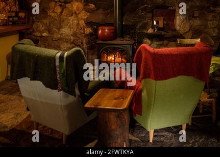 In der Schutzhütte Ardericó, in der Serra del Catllaràs (Berguedà, Katalonien, Spanien, Pyrenäen) ESP: Interior del refugio de Ardericó Stockfoto