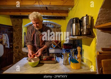 In der Schutzhütte Ardericó, in der Serra del Catllaràs. Foto des Hüters der Schutzhütte: Kun (Berguedà, Katalonien, Spanien, Pyrenäen) Stockfoto