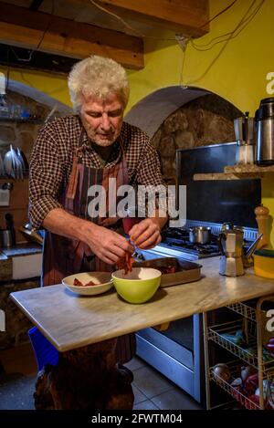 In der Schutzhütte Ardericó, in der Serra del Catllaràs. Foto des Hüters der Schutzhütte: Kun (Berguedà, Katalonien, Spanien, Pyrenäen) Stockfoto