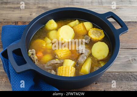 Kolumbianischer Sancocho frisch in einem Topf auf einem Holzboden zubereitet. Speicherplatz kopieren. Stockfoto
