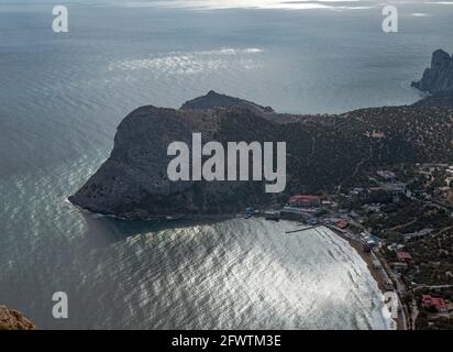 Blick auf die Bucht von New World (Novy Svet) Lage und Karaul-Oba Naturschutzgebiet darüber mit Koba-Kaya Berg Und Wacholderhain von oben auf Sokol Stockfoto