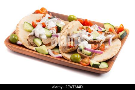 Gyro mit Gemüse und Knoblauch Weiße Sauce auf einem weißen Hintergrund Stockfoto