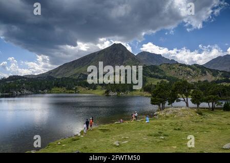 PIC Peric und Petit Peric vom See und der Schutzhütte Camporells aus gesehen (Capcir, Pyrenees-Orientales, Frankreich) Stockfoto