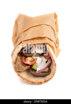 Gyro mit Gemüse und Knoblauch Weiße Sauce auf einem weißen Hintergrund Stockfoto