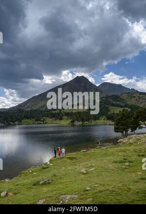 PIC Peric und Petit Peric vom See und der Schutzhütte Camporells aus gesehen (Capcir, Pyrenees-Orientales, Frankreich) Stockfoto