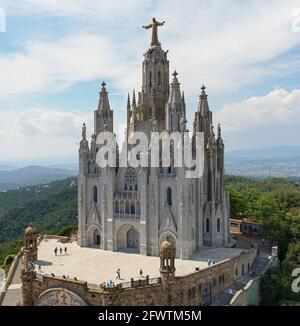 Blick auf die obere Kirche Sagra Cor (Sacred Heart of Jesus) Tempel von der unteren Aussichtsplattform auf der Basilika, Berg Tibidabo, Barcelona, Katalonien. Stockfoto