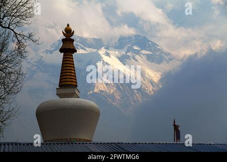 Blick auf Stupa und Annapurna 2 II, Rundwanderweg Annapurna Circuit, Nepal Stockfoto