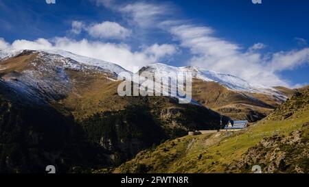 Hostel in Núria im Herbst (Vall de Núria, Katalonien, Spanien, Pyrenäen) ESP: Albergue de Núria en otoño, Valle de Núria (Ripollès, Cataluña, España) Stockfoto