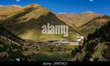 Núria-Tal und sein Heiligtum im Herbst (Ripollès, Katalonien, Spanien, Pyrenäen) ESP: Valle de Núria y el santuario en otoño (Cataluña, España) Stockfoto