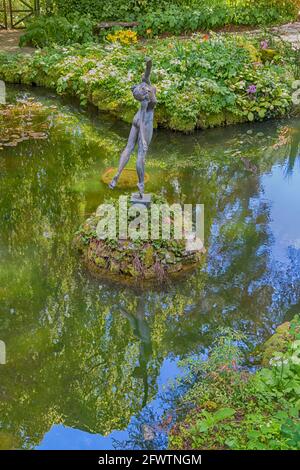 Im Mai tanzende Bronzestatue in Compton Acres Gardens, Canford Cliffs, Poole, Dorset, Großbritannien Stockfoto