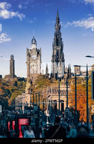 Edinburgh ist Schottlands kompakte, hügelige Hauptstadt. Es verfügt über eine mittelalterliche Altstadt und eine elegante georgische Neustadt mit Gärten und neoklassischen Gebäuden Stockfoto