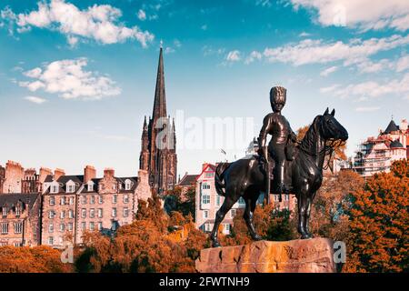 Edinburgh ist Schottlands kompakte, hügelige Hauptstadt. Es verfügt über eine mittelalterliche Altstadt und eine elegante georgische Neustadt mit Gärten und neoklassischen Gebäuden Stockfoto